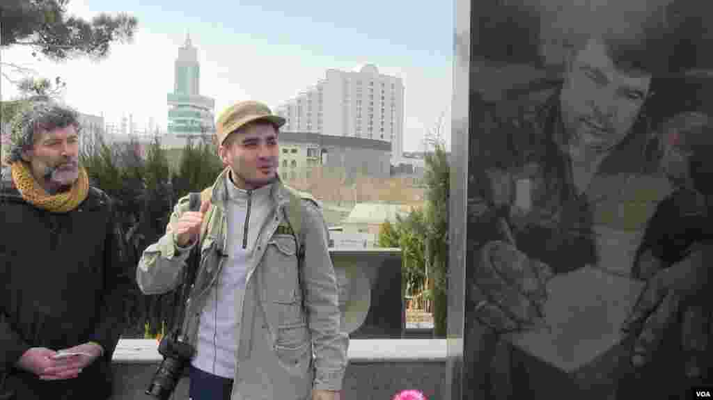 Mehman Hüseynov Elmar Hüseynovun qəbri önündə