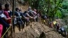 Fotografía de archivo donde se observa a un grupo de migrantes en su recorrido por el Tapón del Darién, entre Colombia y Panamá, el 15 de octubre de 2022.