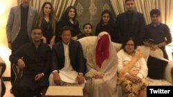 عمران خان د بشری بي بي سره تیر کال د فرورۍ په میاشت کې واده وکړ