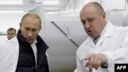 Vladimir Putin i Jevgenij Prigožin u obilasku fabrike hrane u Sankt Peterburgu u septembru 2010. (Foto: Alexey DRUZHININ / SPUTNIK / AFP)