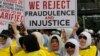 Para pendukung capres Prabowo Subianto menunjukkan poster-poster dalam unjuk rasa dekat gedung Mahkamah Konstitusi saat berlangsung sidang perdana sengketa pilpres 2019, di Jakarta, Jumat, 14 Juni 2019. (Foto: AP)