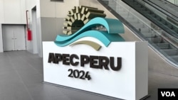 2024年亚太经合组织(APEC)峰会在秘鲁首都利马举行。图为利马会议中心前今年峰会的会议标志。(美国之音记者李逸华拍摄，2024年11月14日)