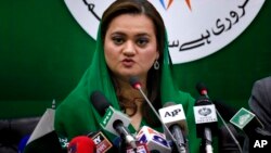 Menteri Penerangan Pakistan Maryam Aurangzeb berbicara dalam konferensi pers di Islamabad, Pakistan (12/3). (AP/Anjum Naveed)