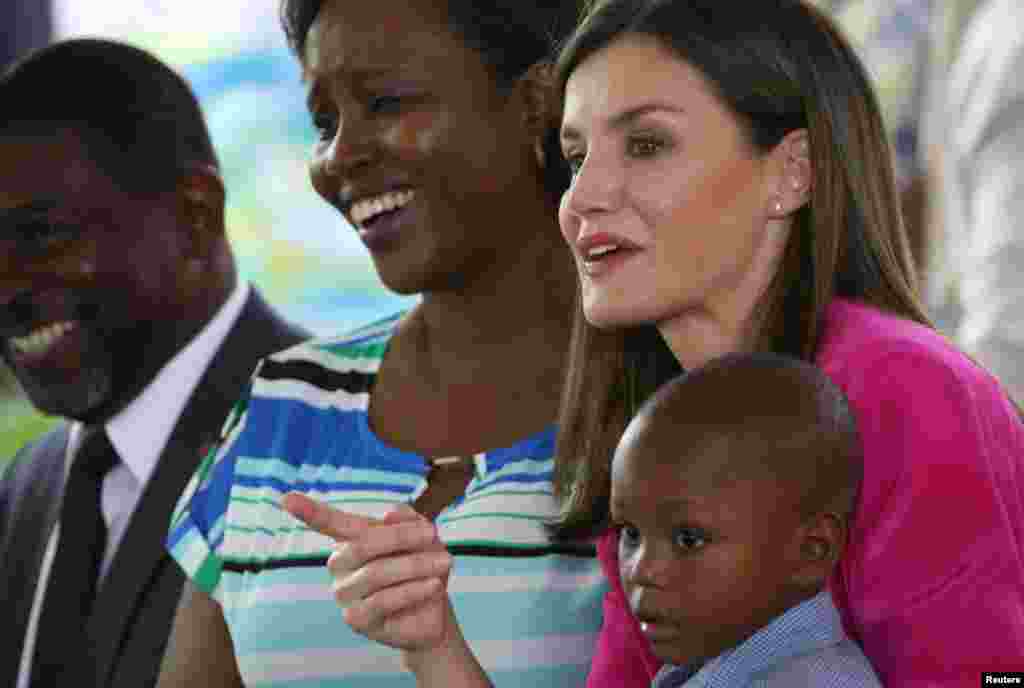 Rèn Despay la Letizia ak premye dam Ayiti a Martine Moise kap gade pèfòmans timoun yo pandan yon vizit nan Sant Sè yo nan Saint Vincent de Paull nan Site Solèy, Pòtoprens, Ayiti, 23 me, 2018. REUTERS/Andres Martinez Casares - RC146048E130