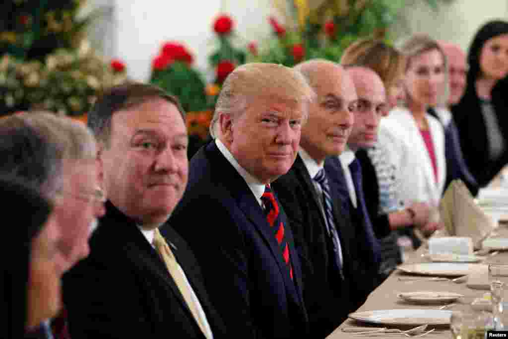 Shugaba Trump da Sakataren maaikatar harkokin wajen Amurka Mike Pompeo da John Kelly a taron liyafar cin abinci a Singapore tare da Fryime Minista Lee Hsien Loong a babbar dakin taron Istana a Singapore Yuni 11, 2018. (Ministry of Communications and Information, Singapore/Handout via Reuters) &nbsp;