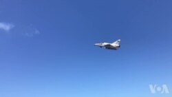 台湾空军女飞行员范宜铃驾驶台湾自主制造的IDF战机起飞