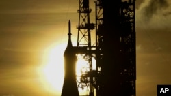NASA的阿耳忒彌斯計劃”一號探月火箭發射第二次被推遲。圖為2022年6月27日，在夕陽襯托下，阿耳忒彌斯計劃”一號探月火箭靜靜地聳立在弗羅里達州卡拉維拉爾角肯尼迪發射中心39B發射台上。 -美聯社照片