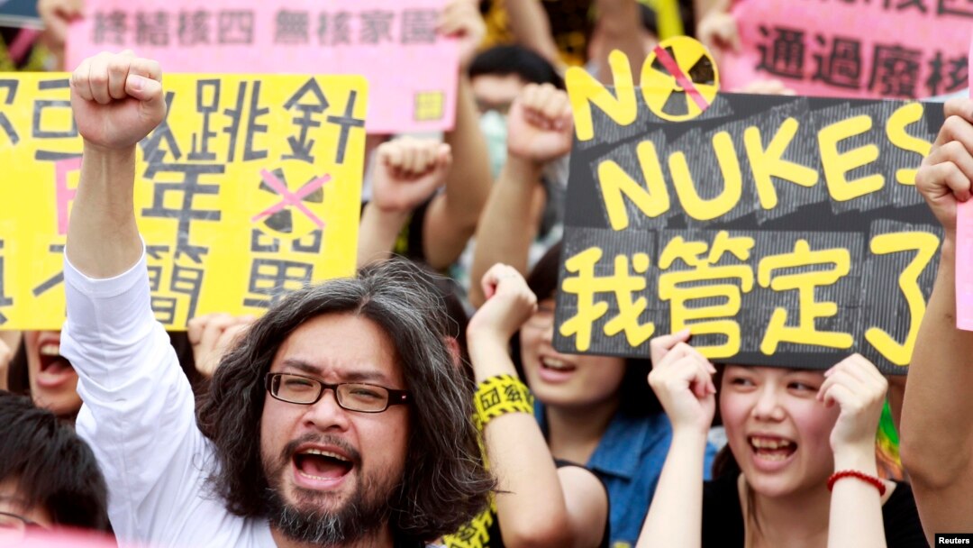 Para aktivis dalam protes menentang pembangkunan pembangkit listrik tenaga nuklir di Taipei (27/4). (Reuters/Pichi Chuang)
