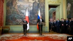 세르게이 라브로프 러시아 외무장관과 모태기 도시미쓰 일본 외무상이 19일 모스크바에서 회담했다.