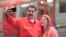 El presidente de Venezuela, Nicolás Maduro, se toma una "selfie" con su esposa, Cilia Flores, a su llegada a un acto con trabajadores del transporte en Caracas, el jueves, 24 de enero de 2018.