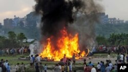 Warga Nepal berkerumun mengelilingi kepingan pesawat "SIta Air" yang terbakar dan jatuh dekat Katmandu, Nepal (28/9).