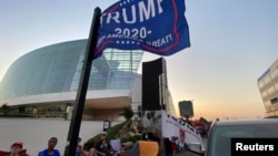 Mbështetësit e Presidentit Trump janë vendosur përpara qendrës ku do të mbahet tubimi në Tulsa, Oklahoma (17 qershor 2020)