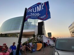 Para pendukung Presiden Donald Trump berkemah di luar BOK Center, lokasi kampanyenya di Tulsa, Oklahoma, 17 Juni 2020.