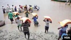 Des dizaines de milliers de victimes du cyclone Idai, qui a frappé le Mozambique l'année dernière, vivent toujours dans des abris de fortune. (VOA)