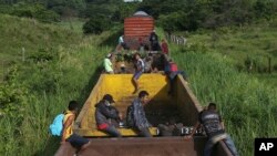 Des migrants honduriens, en route pour les Etats unis, empruntent un train de marchandises en direction du nord, à Salto del Agua, dans l’État de Chiapas, au Mexique, le mardi 25 juin 2019. (Photo AP / Marco Ugarte)