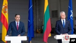 Konferensi pers bersama Presiden Lituania, Gitanas Nauseda (kanan) dan PM Spanyol Pedro Sanchez di Vilnius, Lituania, Kamis (8/7). 