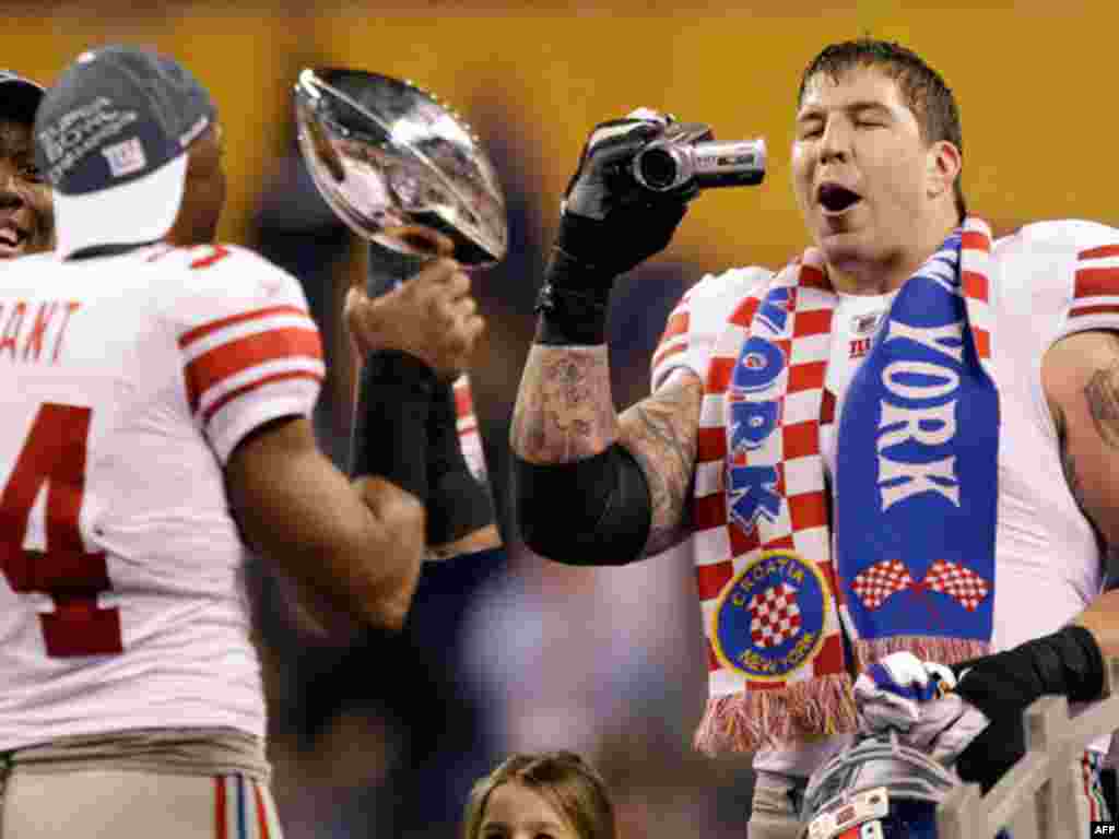 New York Giants guard David Diehl, right, and Deon Grant celebrate after defeating the New England Patriots in the NFL Super Bowl XLVI football game, February 5, 2012, in Indianapolis, Indiana. (AP)