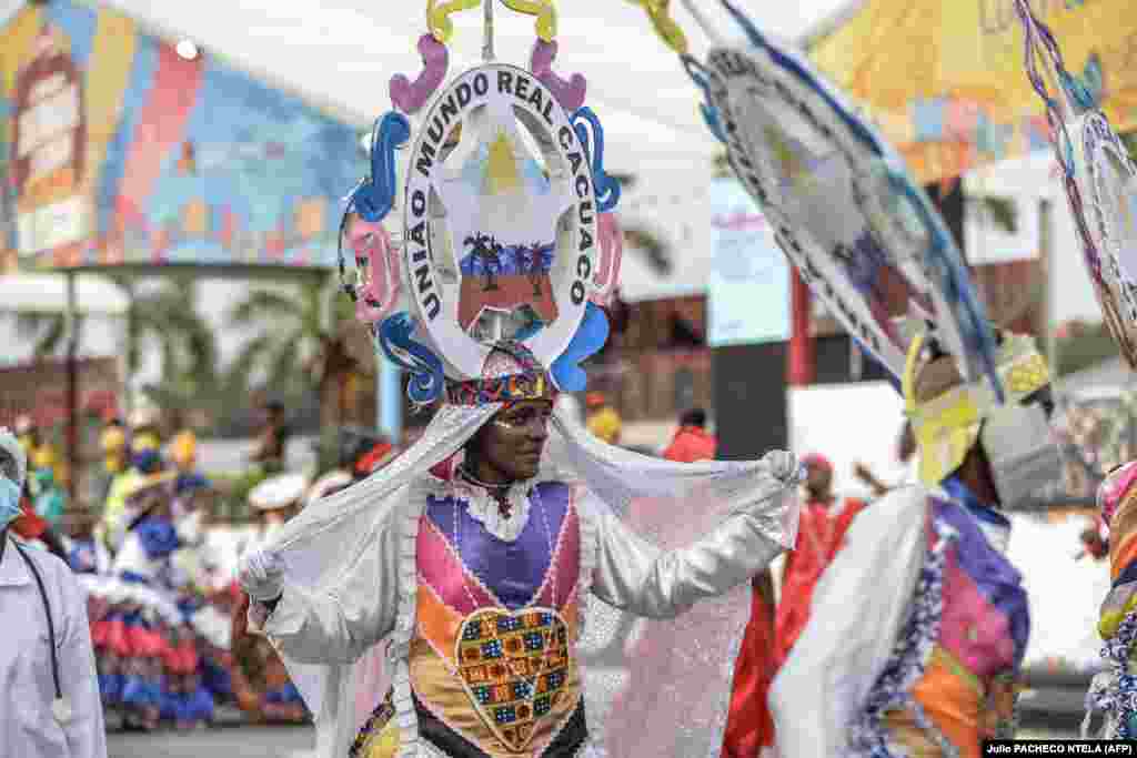 Os membros da União Mundo Real Cauaco atuam durante o seu desfile no segundo dia do Carnaval de Luanda, em Luanda, a 2 de março de 2025.