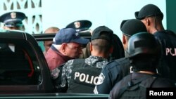 El tribunal decretó que el exgobernante entregue sus pasaportes, no ofrezca declaraciones a la prensa y se abstenga de tener contacto con las supuestas víctimas en el caso.