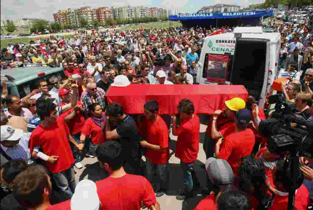 Warga menggendong peti jenazah Ethem Sarisuluk, salah satu dari lima orang yang tewas dalam demonstrasi baru-baru ini di Ankara, Turki (16/6).