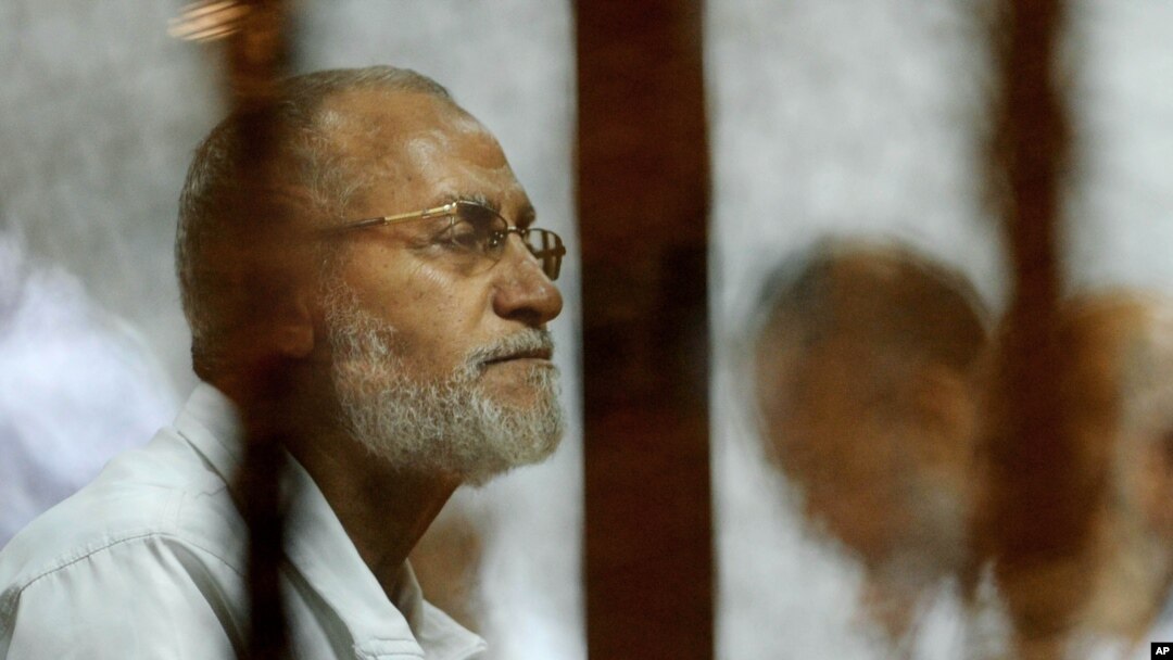 Mohammed Badie, pemimpin kelompok Ikhwanul Muslimin saat menghadiri persidangan di Kairo, Mesir, 30 April 2014 (Foto: dok/AP Photo/Ahmed Omar).