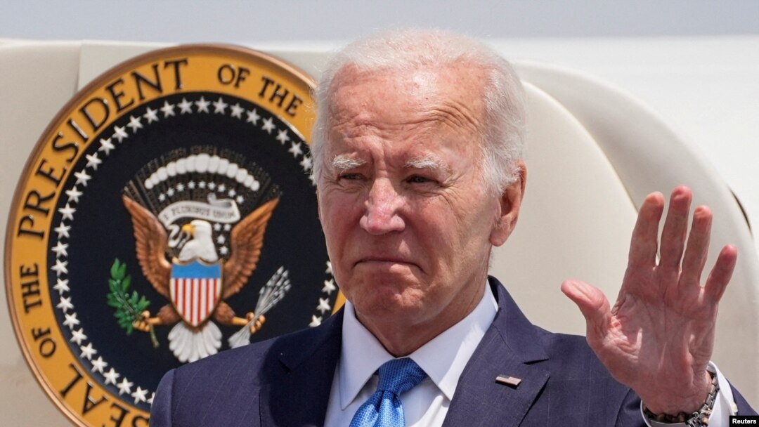 Presiden AS Joe Biden turun dari Air Force One dalam perjalanan kembali ke Washington, di Pangkalan Gabungan Andrews di Maryland, AS, 23 Juli 2024. (Ken Cedeno/REUTERS)
