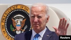 Presiden AS Joe Biden turun dari Air Force One dalam perjalanan kembali ke Washington, di Pangkalan Gabungan Andrews di Maryland, AS, 23 Juli 2024. (Ken Cedeno/REUTERS)