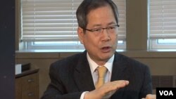 20일 한국 서울에서 VOA 기자와 인터뷰하는 천영우 청와대 외교안보수석비서관.