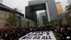 香港記者協會表示，大約有一萬三千人參與了遊行示威，譴責對前明報總編劉進圖的惡意襲擊