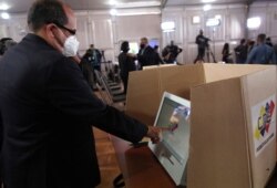 Venezolano simula su voto mientras el Consejo Nacional Electoral de Venezuela presenta la plataforma tecnológica para las próximas elecciones parlamentarias en Caracas. [Foto: Reuters]