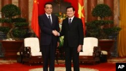 PM China Li Keqiang (kiri) dan Presiden Vietnam Truong Tan Sang setelah pertemuan di Istana Presiden Vietnam di Hanoi (14/10). 