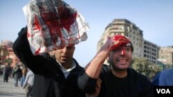 Manifestantes a favor y opositores del gobierno de Mubarak se enfrentan en la plaza Tahrir, en El Cairo.