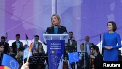 Председатель Европарламента Роберта Метсола выступает на митинге в поддержку евроинтеграции Молдовы. Справа от нее – президент Молдовы Майя Санду. Кишинев, 21 мая 2023 г. (архивное фото) 