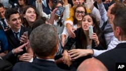 Le président Barack Obama serre la main à une foule des gens après une réunion Buenos Aires, Argentine, 23 mars, 2016. 