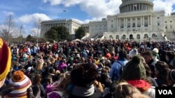 Sedikitnya tiga ribu siswa dari berbagai sekolah memadati Capitol Hill di Washington DC Rabu (14/3) menuntut tindakan lebih tegas untuk memperketat UU Kepemilikan Senjata Api. (VOA/Eva Mazrieva)