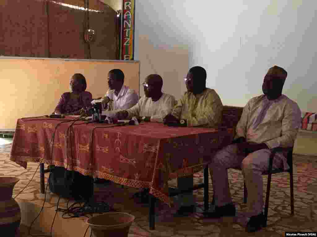 Conférence de presse du collectif Résistance citoyenne à Niamey, 18 février 2016 (VOA/Nicolas Pinault). Le collectif dénonce l&#39;autorisation du vote par témoignage par la Commission électorale nationale indépendante.