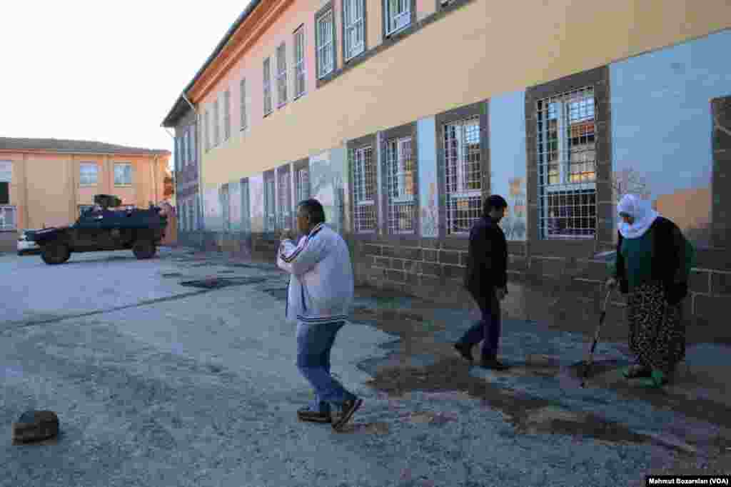 Diyarbakır'ın Sur mahallesinde seçim için sıkı güvenlik önlemleri alındı