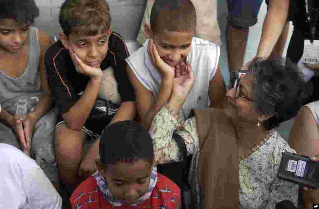 اکتوبر 2003ء: اقوامِ متحدہ کی خصوصی تفتیش کار عاصمہ جہانگیر برازیل میں ان بچوں سے محوِ گفتگو ہیں جن کے بھائی ریو ڈی جنیرو کے نواح میں پولیس مقابلوں میں مارے گئے تھے۔ عاصمہ جہانگیر نے اس دورے کے دوران ان پولیس مقابلوں کی تحقیقات کرکے اپنی رپورٹ عالمی ادارے کو پیش کی تھی۔