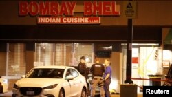 La policía de Toronto busca a dos sospechosos de lanzar un artefacto explosivo dentro de un restaurante indio en un suburbio de Toronto.