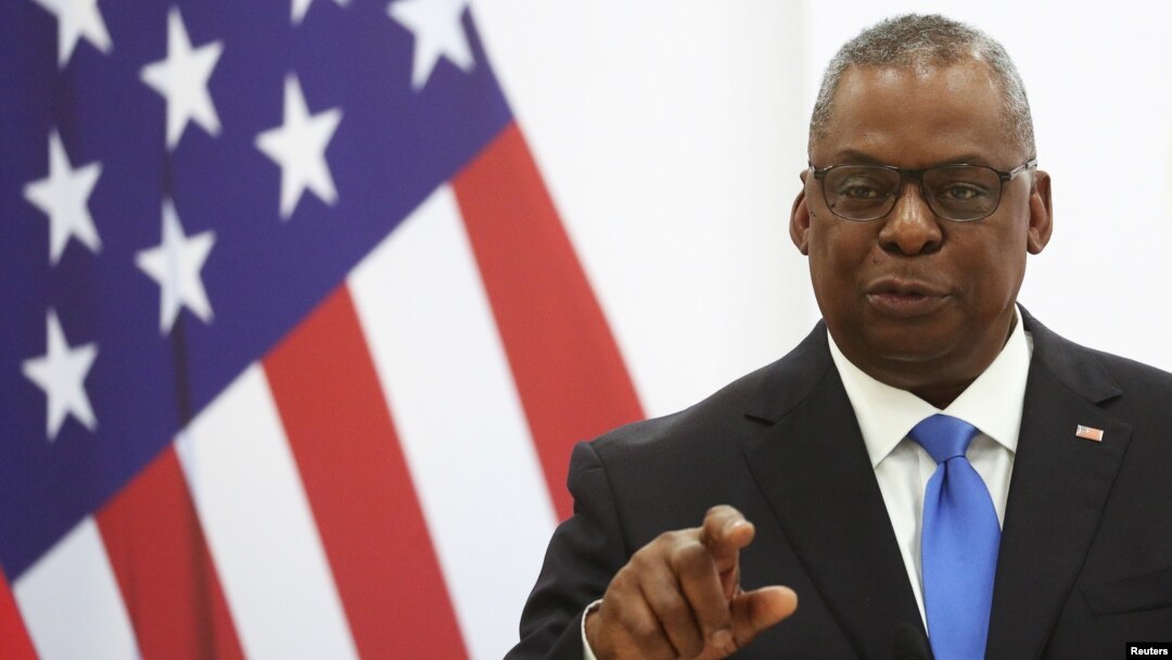 El secretario de Defensa de EE. UU., Lloyd Austin, habla durante una conferencia de prensa en Tbilisi, Georgia, el 18 de octubre de 2021.