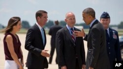 El presidente Barack Obama saluda a Beau Biden (segundo desde la izquierda) y a su esposa Hallie a su llegada a Delaware, en julio de 2014. A la derecha de Biden aparece el gobernador del estado, Jack Markell.