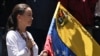 La dirigente opositora venezolana María Corina Machado sostiene una bandera en una protesta en Caracas, el 3 de agosto de 2024.