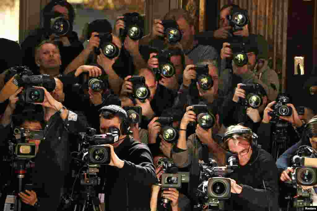 Fotografer dan juru kamera sibuk mengabadikan peragaan busana wanita koleksi musim gugur dan dingin tahun 2013-2014, karya perancang Perancis, Barbara Bui di Paris.