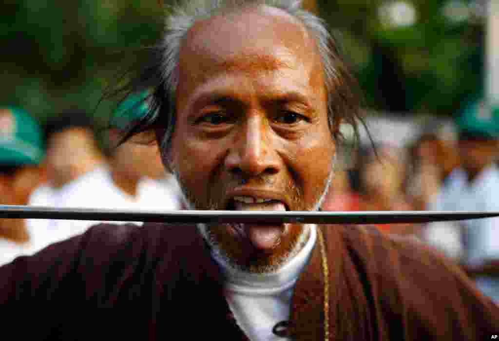 Supporter of Union Solidarity and Development (USDP) party demonstrates martial arts during the party's election campaign in Rangoon, March 29, 2012. (Reuters)