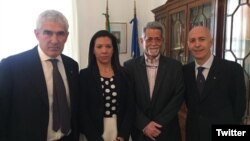 Los legisladores venezolanos de oposición, Américo de Grazia (segundo desde la derecha) y Mariela Magallanes, posan en el Consulado italiano en Caracas con el legislador italiano Pierferdinando Casini y el embajador Placido Vigo, el 30 de noviembre de 2019. 