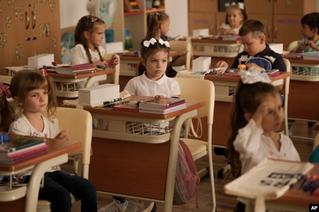 FILE - Ukrainian refugee children sit in a classroom at the Ienachita Vacarescu Elementary School in Bucharest, Romania, Sept. 5, 2022. (AP Photo/Andreea Alexandru)