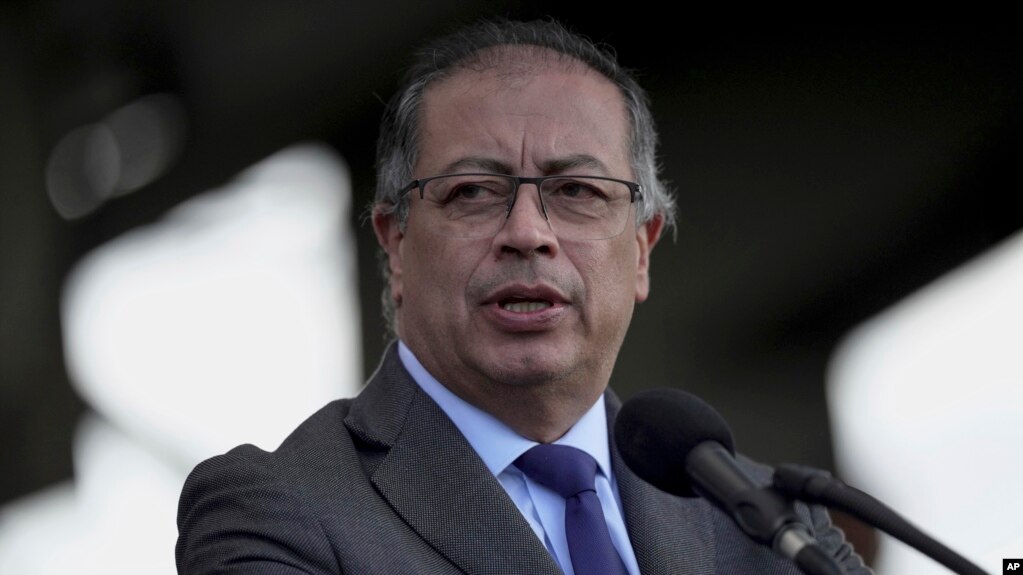 ARCHIVO - El presidente de Colombia, Gustavo Petro, en la ceremonia de juramentación del nuevo comandaante del Ejército, en la base y academia militar José María Córdoba, en Bogotá, Colombia, el viernes 31 de mayo de 2024.
