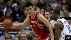 Houston Rockets center Yao Ming (L) drives against Orlando Magic center Dwight Howard during an NBA game in Orlando, Florida, Jan. 4, 2008.