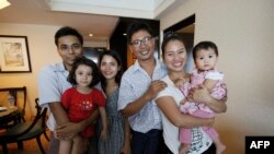 Wa Lone e Kyaw Soe Oo com as famílias