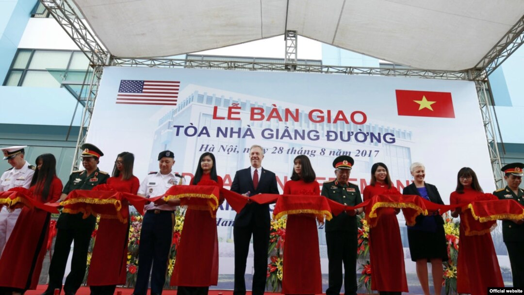 Đại sứ Hoa Kỳ tại Việt Nam Ted Osius và Thượng tướng Nguyễn Chí Vịnh - Thứ trưởng Bộ Quốc phòng, cùng dự lễ bàn giao và khánh thành tòa nhà giảng đường S5 và trang thiết bị do Chính phủ Hoa Kỳ tài trợ - Hà Nội, ngày 28/8/2017. (Ảnh: Đại sứ quán Hoa Kỳ tại Hà Nội)